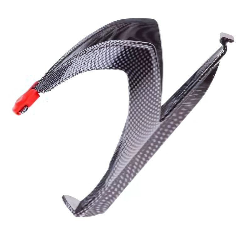 Suport universal bidon bicicleta, plastic dur imitatie carbon, compatibil MTB, sosea, cross, fixare sigura, usor si rezistent