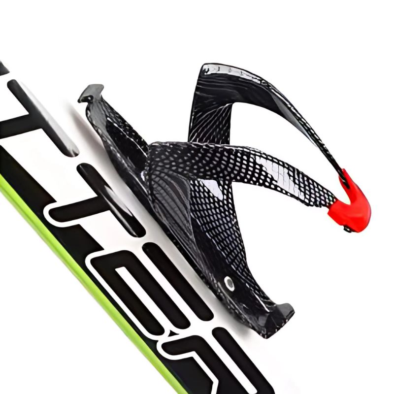 Suport universal bidon bicicleta, plastic dur imitatie carbon, compatibil MTB, sosea, cross, fixare sigura, usor si rezistent